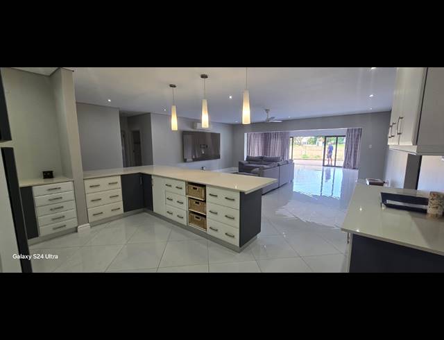 4 BEDROOM HOUSE TO LET IN MEER EN SEE